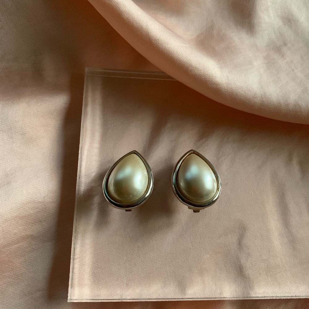 Vintage Metal Tear Drop Clip on earrings 80s